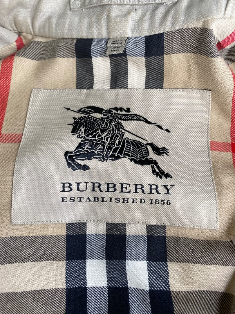 Beige Burberry Mac, 12