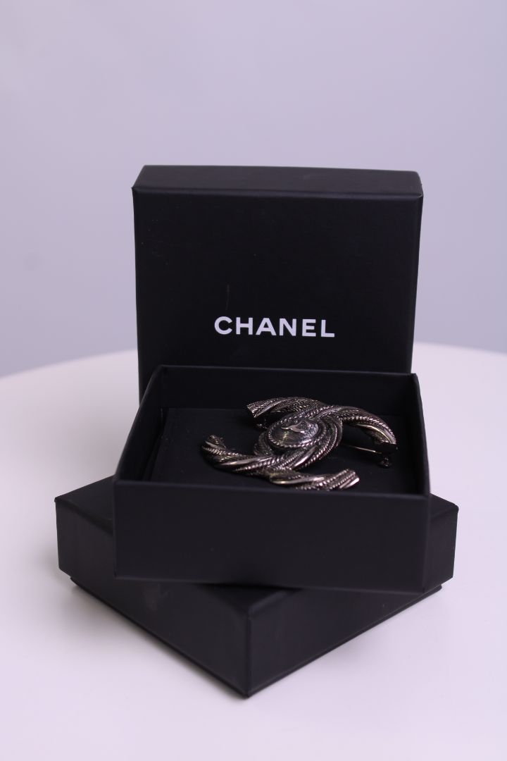 Chanel Chanel metal brooch Grey metallic onesize