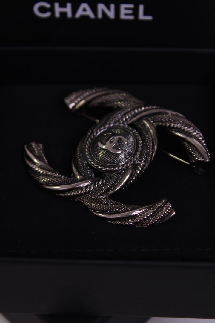 Chanel Chanel metal brooch Grey metallic onesize