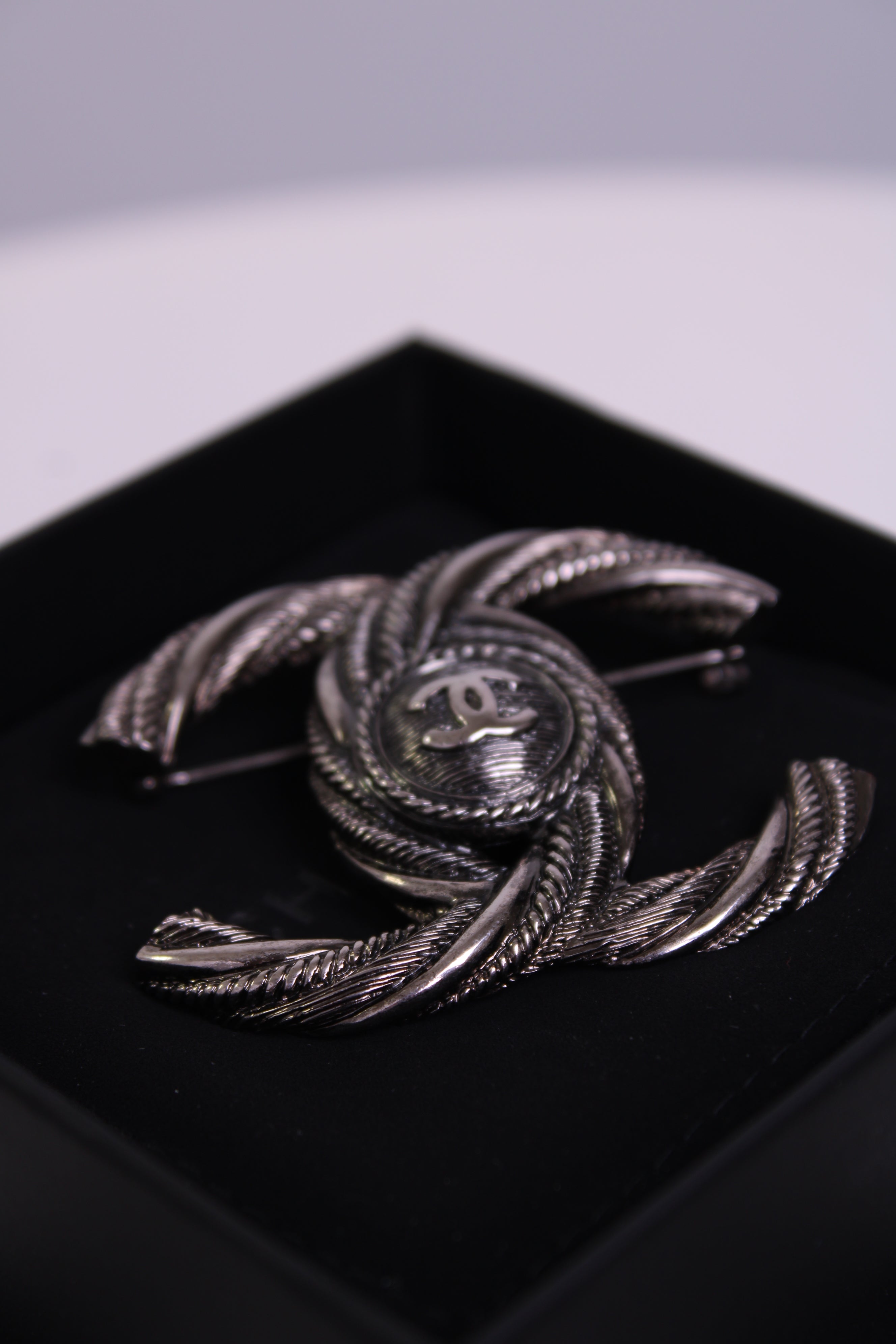 Chanel Chanel metal brooch Grey metallic onesize