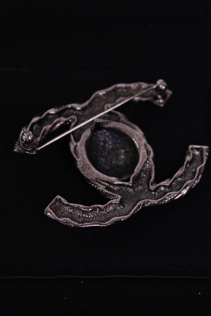 Chanel Chanel metal brooch Grey metallic onesize