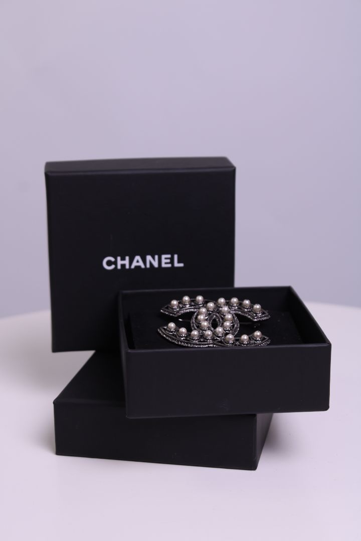 Chanel chanel pearl brooch black onesize
