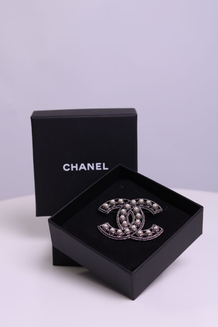 Chanel chanel pearl brooch black onesize