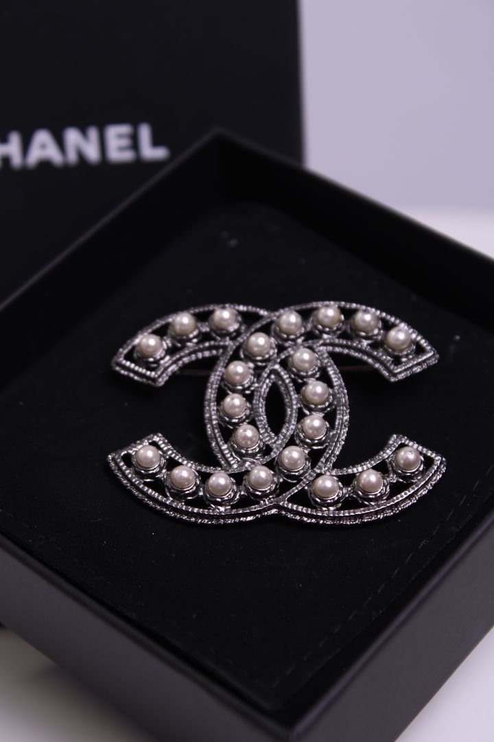 Chanel chanel pearl brooch black onesize