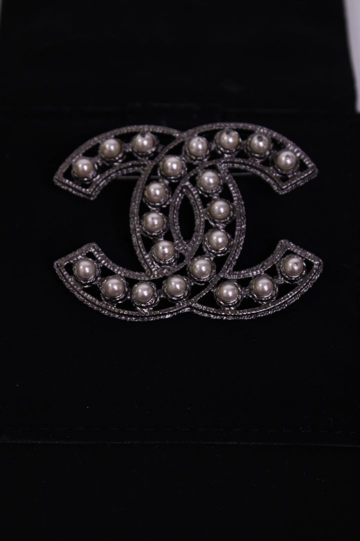 Chanel chanel pearl brooch black onesize