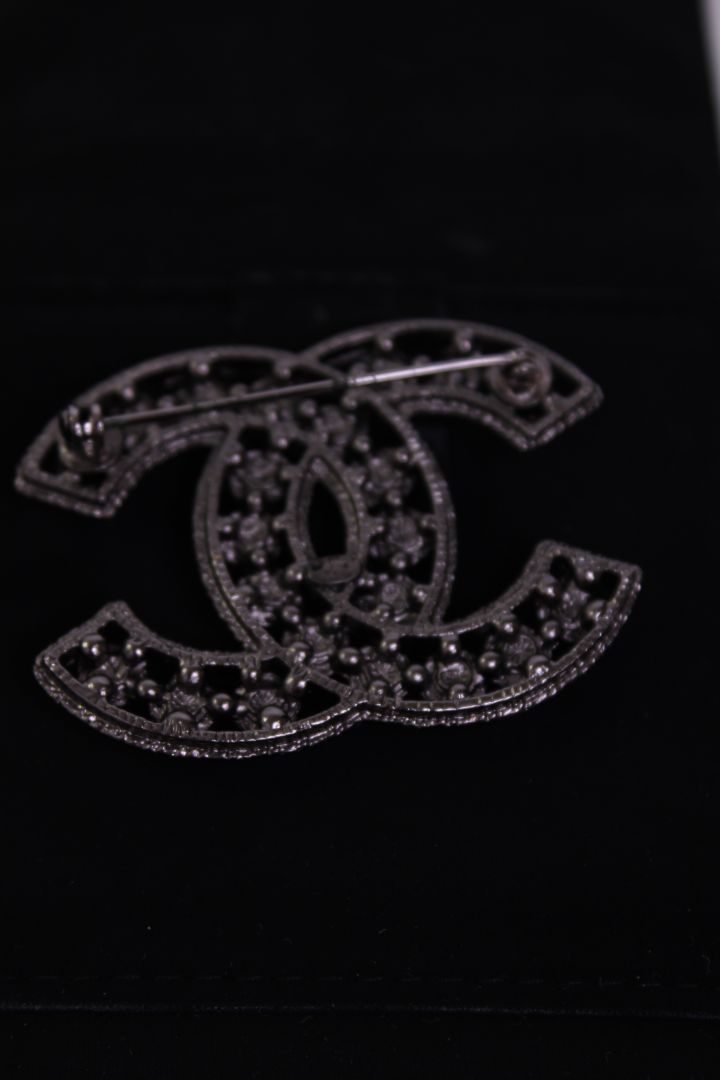 Chanel chanel pearl brooch black onesize