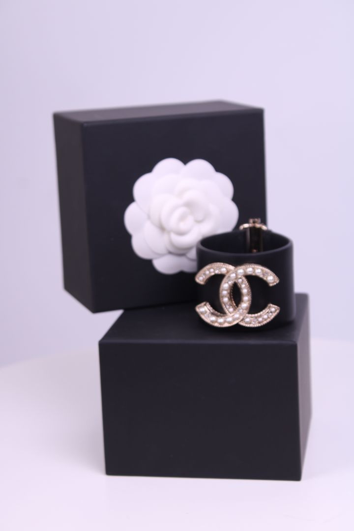 Chanel Leather and pearl bracelet Black one size