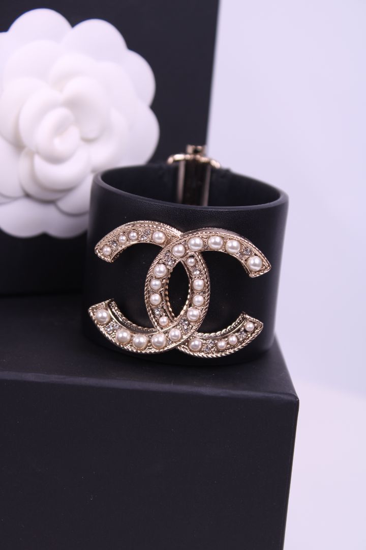 Chanel Leather and pearl bracelet Black one size
