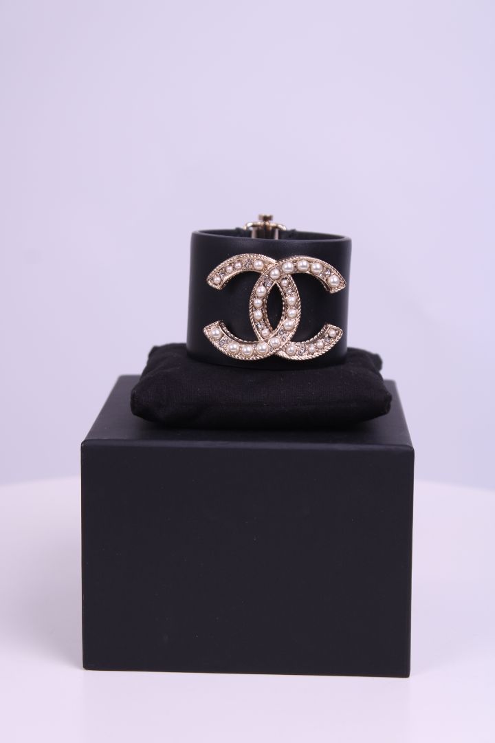 Chanel Leather and pearl bracelet Black one size