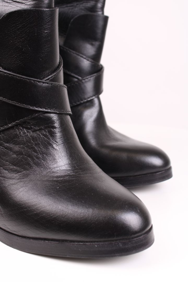 Pour la Victoire Leather buckle heeled boots Black 8