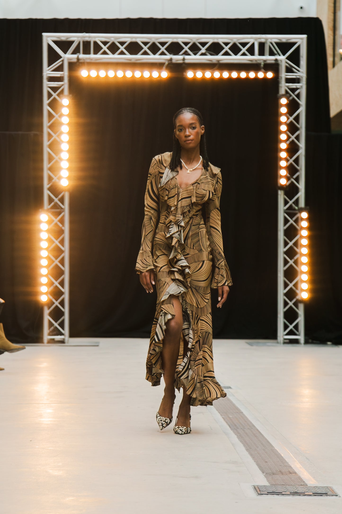 DE LA VALI Dress Gold/ Black 10