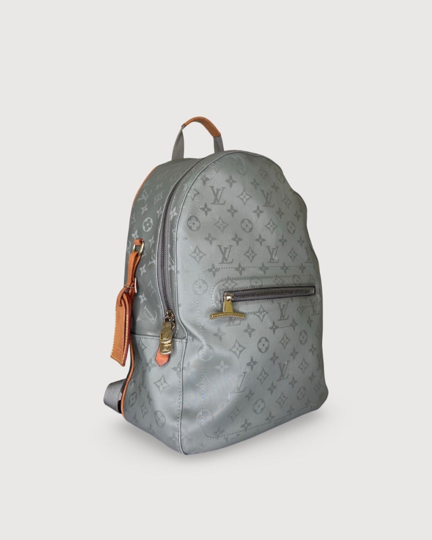 Louis Vuitton Rucksack Grey